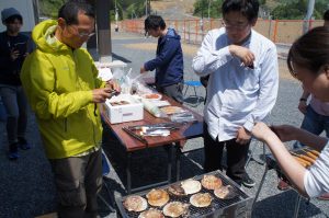 まずはホタテを焼きます