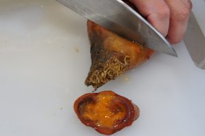 ホヤの根元を切ります
