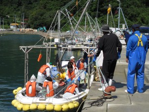 ホヤの水揚げへ出発