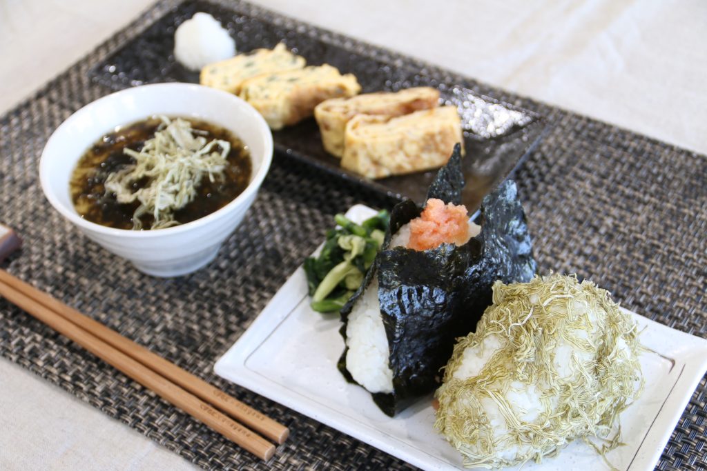 おにぎりと玉子焼きと茶碗蒸し